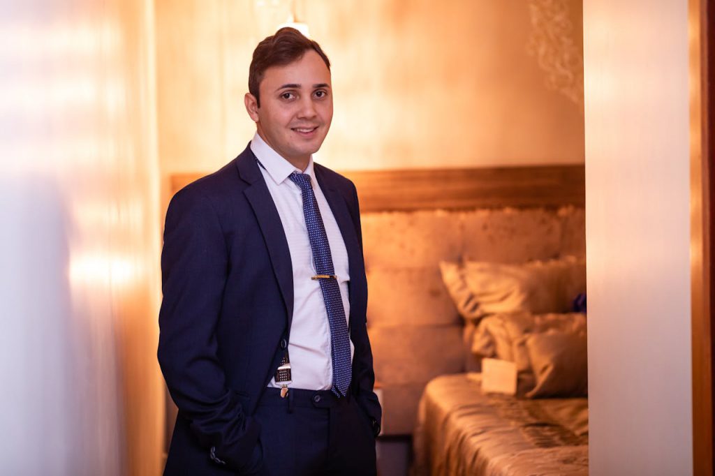 Hotel manager to face the vip guests after his staff make a blunder while dealing with them